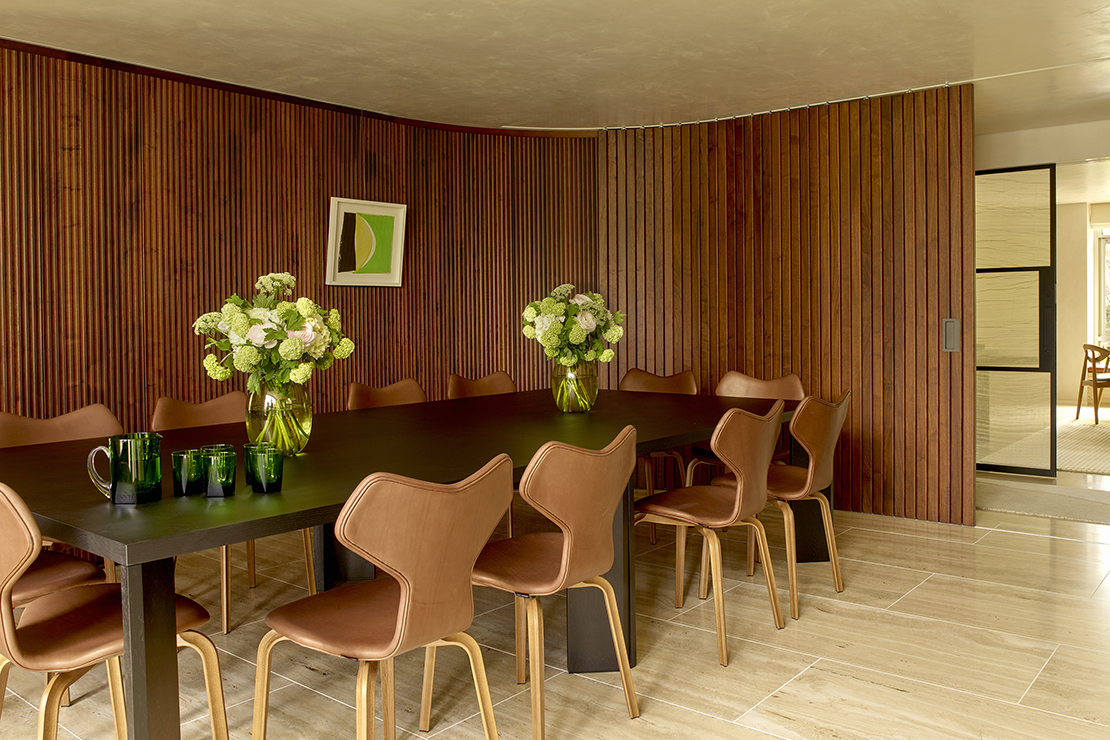 The articulated walnut slatted wall in the dining area provides maximum flexibility for the apartment
